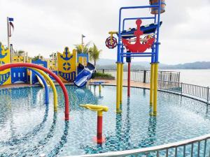 关丹Best Moments Studio City - Imperium Residence的一个带水上滑梯的水上公园的游泳池