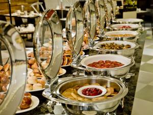 伊斯坦布尔伊斯坦布尔拉萨格拉达酒店的餐桌上的自助餐,包括不同种类的食物