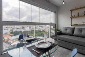 瓜鲁柳斯Contemporary Studio - GRU 1103的客厅配有玻璃桌和沙发