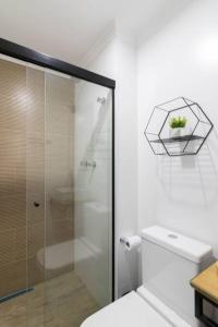 瓜鲁柳斯Contemporary Studio - GRU 1103的一间带卫生间和玻璃淋浴间的浴室