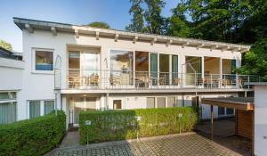 宾茨Villa Wende by Callsen的享有白色房屋外部景色的阳台
