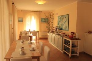 努马纳La Piazzetta的厨房以及带桌椅的用餐室。