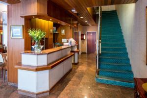 日内瓦丘吉尔酒店的大堂设有绿色楼梯间