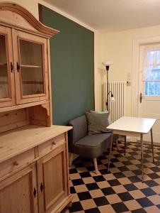 罗特威尔Obergeschoss - Katharina von Berg的客厅配有椅子和桌子