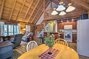 WintergreenWintergreen Home with Deck - Near Skiing and Hiking!的一间厨房和客厅,客厅内配有桌子