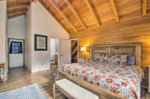 WintergreenWintergreen Home with Deck - Near Skiing and Hiking!的一间卧室设有一张床和木墙