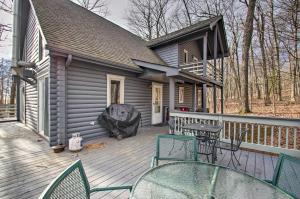 WintergreenWintergreen Home with Deck - Near Skiing and Hiking!的房屋内带桌椅的甲板