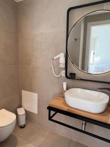 皮尔戈斯Thealos Santorini ( close to square)的浴室设有白色水槽和镜子