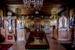 尤斯瓦拉莫瓦拉蒙罗斯塔利酒店的一间房间,里面放着许多十字架和其他宗教物品