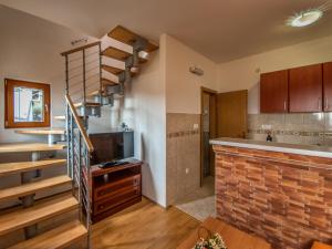 卡梅纳里阳光山度假屋的砖墙房子里的厨房和楼梯