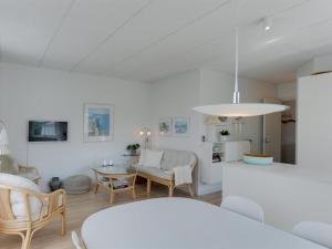 约灵Apartment Cornel - 400m from the sea in NW Jutland by Interhome的白色的客厅配有桌椅