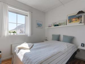 约灵Apartment Cornel - 400m from the sea in NW Jutland by Interhome的白色的卧室设有床和窗户