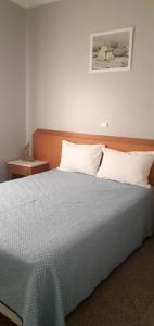阿尔沃尔Casa Alvor - a criar Memórias的卧室配有带白色枕头的大床