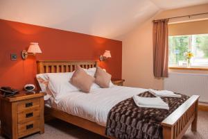 庞蒂浦小皇冠宾馆的一间卧室设有一张大床和一个窗户。
