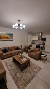 BawaleshiThe Signature Luxury suites CPG的带沙发和咖啡桌的客厅