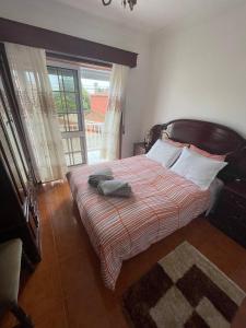 Vila ChãBlue Tex的一间卧室设有一张床和一个大窗户