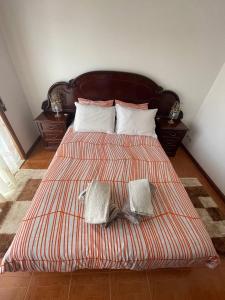 Vila ChãBlue Tex的一间卧室配有一张带两个枕头的床