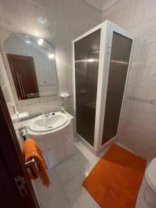 Vila ChãBlue Tex的白色的浴室设有水槽和淋浴。