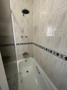 Vila ChãBlue Tex的带淋浴的浴室内的白色浴缸