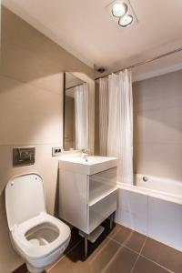 布加勒斯特Anvers Apartament的白色的浴室设有卫生间和水槽。