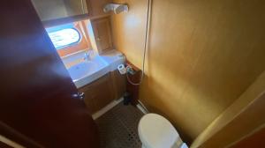 伊斯坦布尔PRUVA YACHT的一间带卫生间和水槽的小浴室