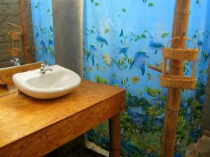 卡诺阿斯德蓬萨尔Camping Matufa Mancora的一间带水槽和鱼壁画的浴室