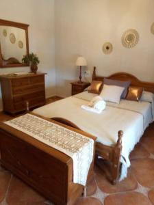 安特克拉CASA RURAL EL CHAPARRO的一间卧室配有两张单人床和一个梳妆台