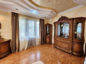 查克维Villa in Chakvi的大房间设有大型木制橱柜和窗户