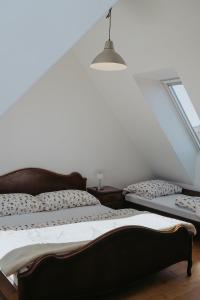 Šentjošt nad HorjulomApartments Možinetova hiša的一间卧室设有两张床和天花板