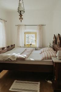 Šentjošt nad HorjulomApartments Možinetova hiša的一间卧室设有两张床和窗户。