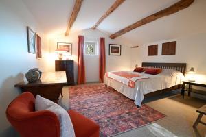 La Mothe-Saint-HérayMas des Gourmands的一间卧室配有一张床、一张沙发和一把椅子