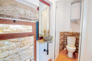 塔拉戈纳Apartamento 2 en la muralla romana junto a la Catedral的一间带卫生间和石墙的浴室