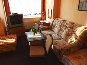 普罗斯捷约夫艾韦恩酒店的客厅配有沙发和桌子
