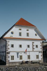 Šentjošt nad HorjulomApartments Možinetova hiša的一座白色的大建筑,有红色的屋顶