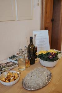 Šentjošt nad HorjulomApartments Možinetova hiša的一张木桌,配有两个盘子和瓶装葡萄酒
