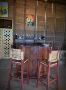 玉米岛Sunset Bay B&B的厨房配有两把椅子、一张桌子和一个水槽