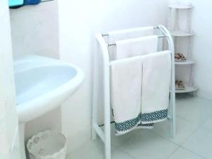 纳祖尔SARA HOUSE NADOR的白色的浴室,配有毛巾架和水槽旁