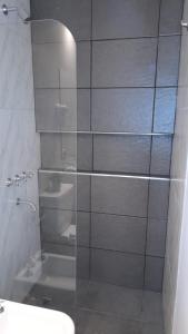科连特斯BL CALLE CATAMARCA的带淋浴、卫生间和盥洗盆的浴室