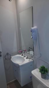 科连特斯BL CALLE CATAMARCA的一间带水槽和镜子的浴室