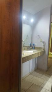 库莱布拉3104 Costa Bonita Beach Condo Culebra的一间带水槽和镜子的浴室