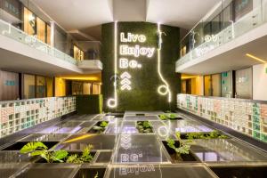 提华纳Eazy Rio by ULIV的中庭,建筑中设有种植了植物的大堂