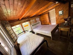 FaradayRustic miners cabin的小屋内一间卧室,配有两张床