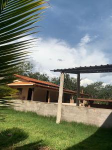 皮雷诺波利斯casa rural Bon Tempo的前面有棕榈树的房子