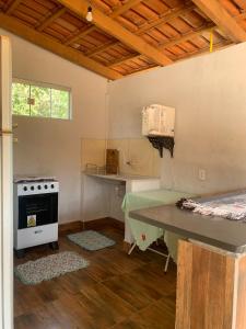 皮雷诺波利斯casa rural Bon Tempo的一间带炉灶和桌子的厨房(位于客房内)