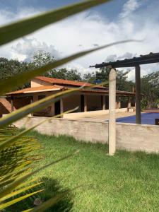 皮雷诺波利斯casa rural Bon Tempo的享有带游泳池的房子的景色