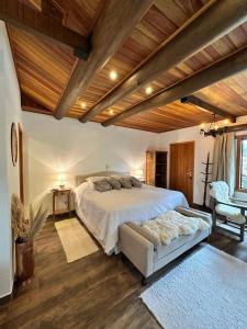 蒙特韦尔迪Flor de Minas的一间卧室设有一张大床和木制天花板