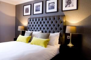霍尔The Bulls Head Hotel的卧室配有一张带黄色枕头的大型白色床。