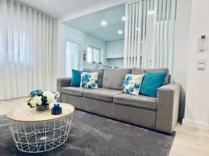 阿威罗Central Tiled Apartment的客厅配有沙发和桌子