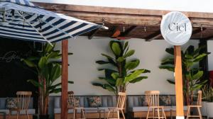 卡塔赫纳蓝色概念酒店的庭院里摆放着一组椅子和遮阳伞