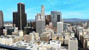 洛杉矶Sky-Rise Apartments的享有大城市和高楼的景色